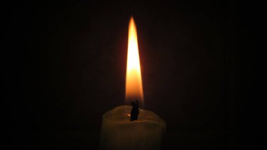 Karanlıkta mum ışığını kapat.