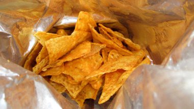 Yakın çekim, açık paketin içindeki patates cipsinin üst görüntüsü.