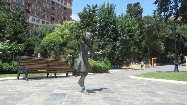 Baku Azerbaijan July 2020 Single Bronze Girl Statue — Stock Photo, Image