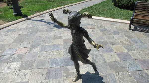 Baku Azerbaijan July 2020 Single Bronze Girl Statue — Stock Photo, Image