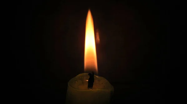 Nahaufnahme Eines Kerzenlichts Schwarzen Dunkeln — Stockfoto