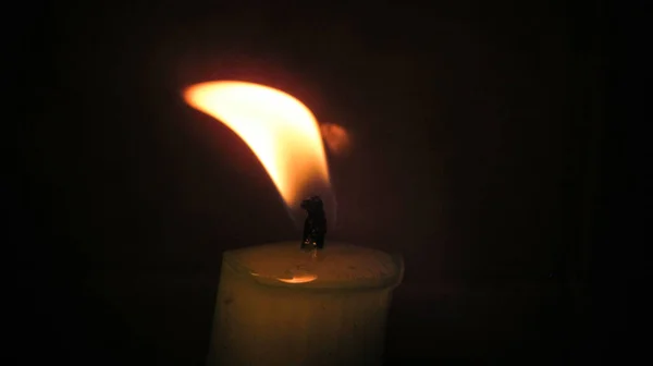 Nahaufnahme Eines Kerzenlichts Schwarzen Dunkeln — Stockfoto
