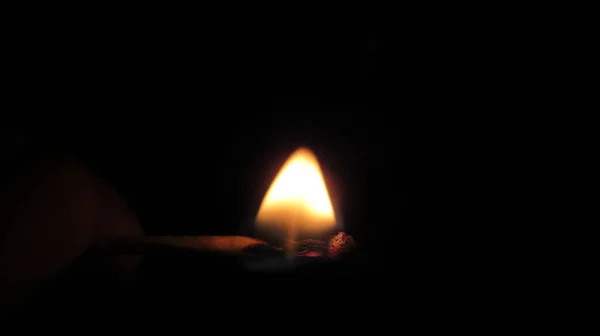 Karanlıkta Tek Bir Kibrit Işığı — Stok fotoğraf