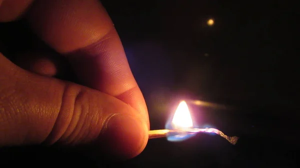 Acercamiento Mano Hombre Iluminando Una Sola Cerilla Oscuridad — Foto de Stock