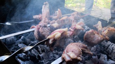 Barbekü için tel bir metalin üzerinde çiğ et arabalarının yakın çekimi.
