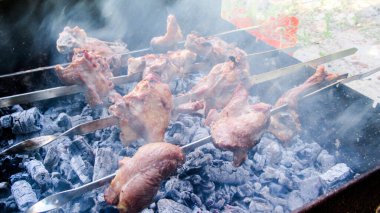 Barbekü için tel bir metalin üzerinde çiğ et arabalarının yakın çekimi.