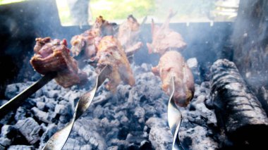 Barbekü için tel bir metalin üzerinde çiğ et arabalarının yakın çekimi.