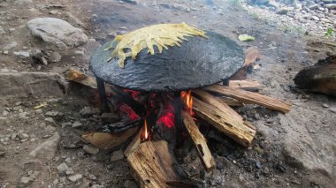 Azerbaycan Makhara kırsal bir köyde saj pişirdi. Demir sobada pişirilmiş tatlı ince ekmek..