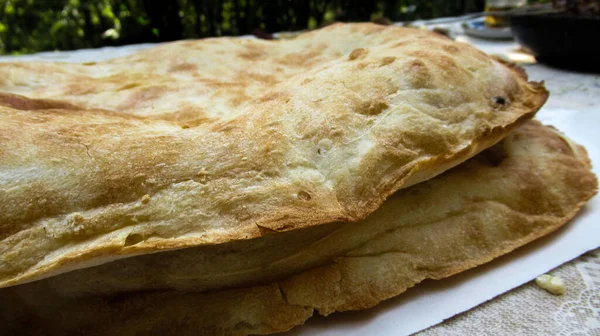 Masadaki Doğal Köy Ekmeğine Yakın Çekim — Stok fotoğraf