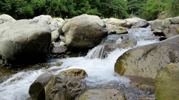 Close Van Een Rots Stenen Wit Groene Borrelende Water Van — Stockfoto