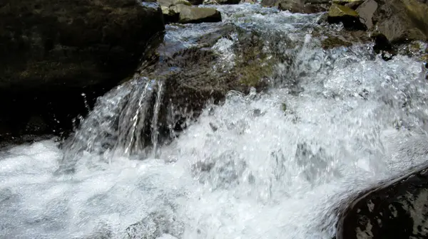 Feche Umas Pedras Rocha Água Borbulhante Verde Branca Rio Florestal — Fotografia de Stock