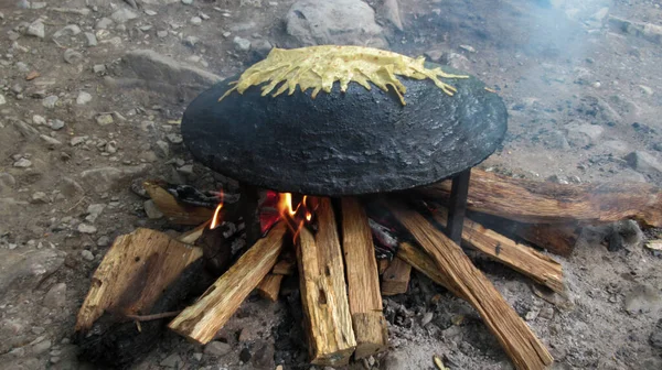 アゼルバイジャンのMakharaは農村部のサジで調理しました 火の上の鉄ストーブで調理された甘いスリムなパン — ストック写真