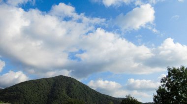 Parlak mavi gökyüzü ve bulutlar
