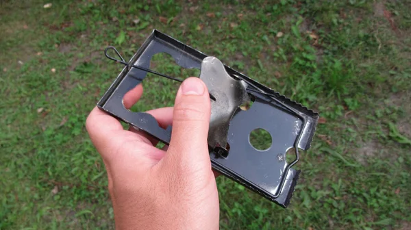 Close Male Hand Holding Black Metal Mouse Trap — Stock Photo, Image