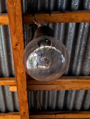 Metal ahşap tavandan sarkan elektrik lambasını kapat.