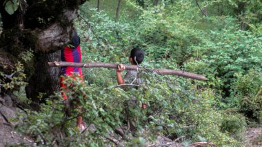 Köyde oynayan iki genç çocuk.