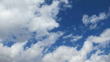 Parlak mavi gökyüzü ve bulutlar