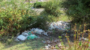 Plastik atık. Ekolojik pislik büyük şehrin zeminine çöp döktü. Çevre kirliliği. Ekolojik sorun.
