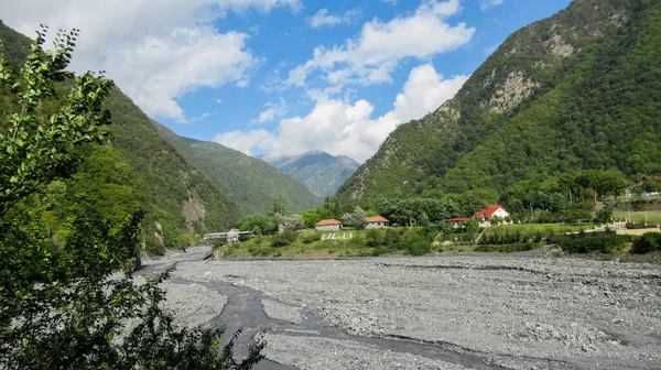 Prachtig Uitzicht Een Groot Groen Kaukasisch Bergwoud Blauwe Heldere Lucht — Stockfoto