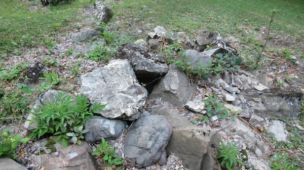 Close Van Een Natuurlijke Rivier Stenen Het Groene Landschap — Stockfoto