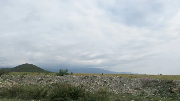 Вид Большую Зеленую Кавказскую Гору Голубое Яркое Небо Белыми Облаками — стоковое фото