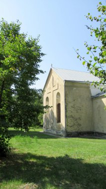 Üzerinde Hıristiyan haçı olan bir ortodoks kilise binası. Gürcistan Ortodoks Kilisesi Azerbaycan, Gakh