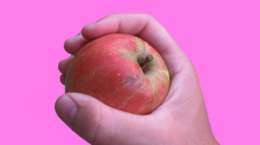 Kırmızı elma tutan bir erkeğin yakın çekimi.