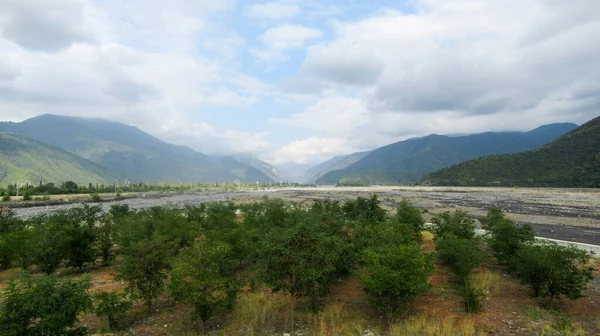 Prachtig Uitzicht Een Groot Groen Kaukasisch Bergwoud Blauwe Heldere Lucht — Stockfoto