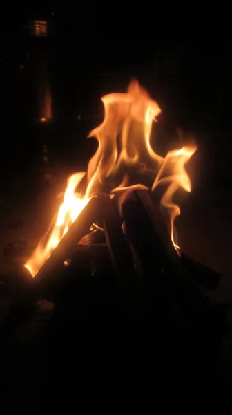 在漆黑的黑暗中靠近篝火 在营地的夜晚生篝火 — 图库照片