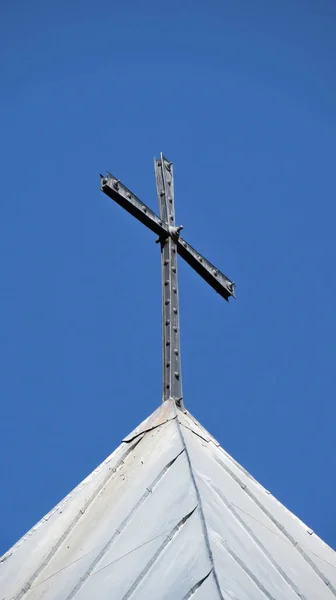 Μεγάλος Χριστιανικός Σταυρός Στην Κορυφή Του Κτιρίου Στέκεται Απέναντι Από — Φωτογραφία Αρχείου