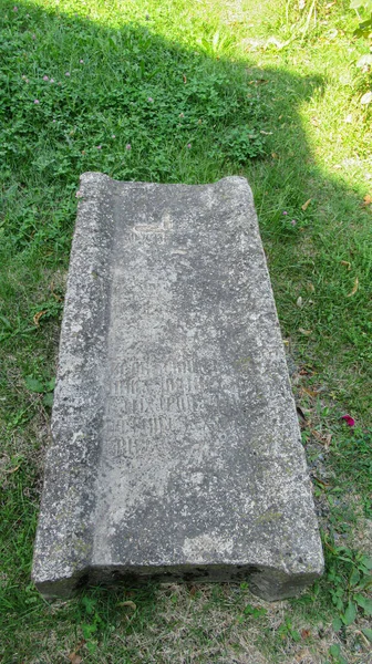 古いグルジア正教会の墓地に古いグルジア語の文献が刻まれた墓石 — ストック写真