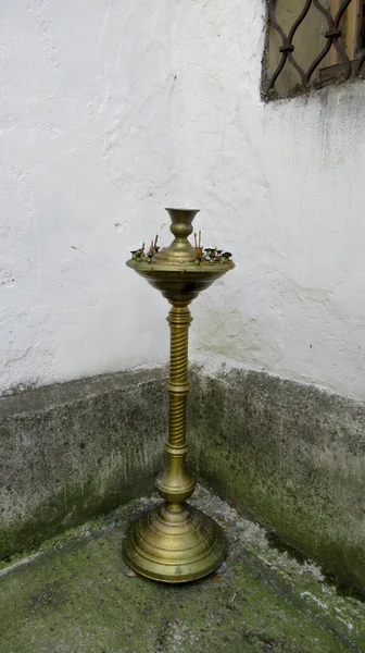 Goud Gekleurde Christelijke Kaars Staan Buiten Een Kerk — Stockfoto