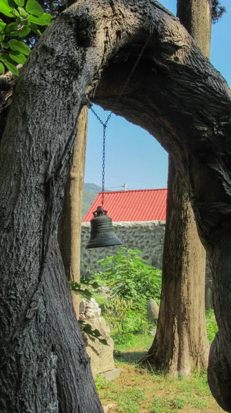 Eine Orthodoxe Christliche Kirchenglocke Vor Dem Kirchengebäude Georgisch Orthodoxe Kirche — Stockfoto