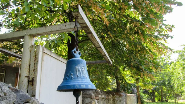 Kilise Binasının Önündeki Ortodoks Hıristiyan Kilisesi Çanı Gürcistan Ortodoks Kilisesi — Stok fotoğraf