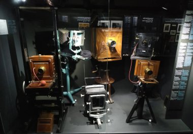 Budapeşte, Macaristan - 27 Ağustos 2020: Budapeşte Teknik Müze Binası. Eski, antika kameralar.