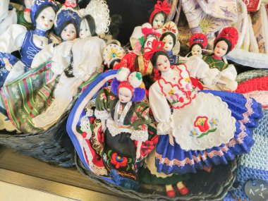 Budapeşte, Macaristan - 09.14.2019: Yerel pazarda geleneksel Macar hediyelik bebekleri