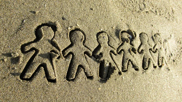Ανθρώπινα Σχήματα Σκαλισμένα Στην Άμμο Της Θάλασσας Μια Δημόσια Παραλία — Φωτογραφία Αρχείου