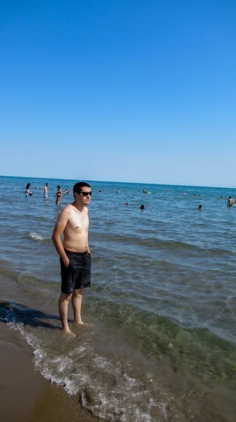 아제르바이잔의 2020 화이트 코카서스인이 해변에서 — 스톡 사진