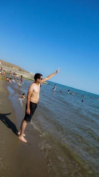 아제르바이잔의 2020 코카서스인이 바다로 흔들며 — 스톡 사진