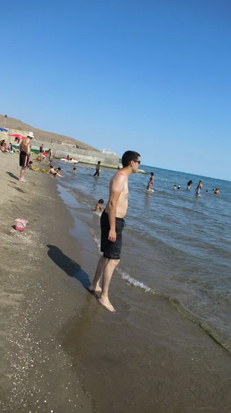 Bakú Azerbaiyán Julio 2020 Hombre Blanco Caucásico Pie Una Playa — Foto de Stock