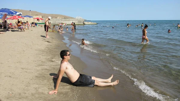 Baku Azerbaijan July 2020 White Caucasian Man Sitting Public Beach — Stock Photo, Image