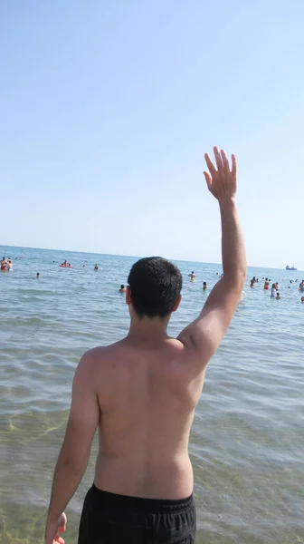 アゼルバイジャンのバクー2020年7月5日 白人の白人男性が海に手を振って人々に — ストック写真