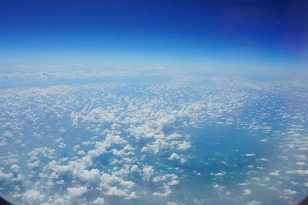 Uitzicht vanaf de vliegtuig venster hemel wolken — Stockfoto