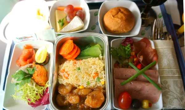 Essen und Trinken im Flugzeug — Stockfoto