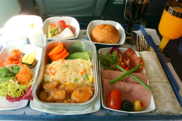 Essen und Trinken im Flugzeug lizenzfreie Stockfotos
