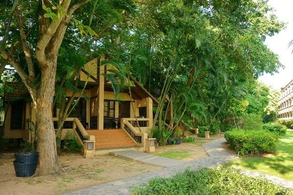 Casa em um jardim tropical — Fotografia de Stock