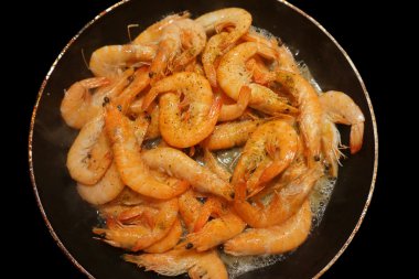 Tavada kızarmış karides.