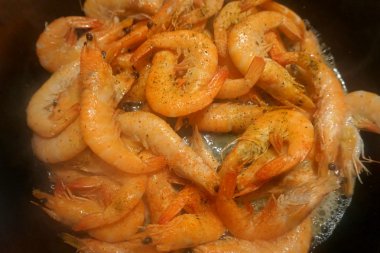 Tavada kızarmış karides.