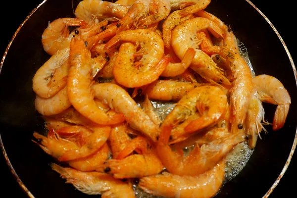 Tavada kızarmış karides.