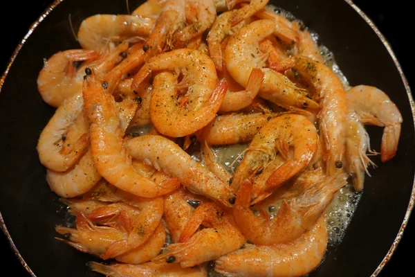 Camarones fritos en una sartén — Foto de Stock